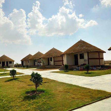 แรนน์ รีสอร์ต ธุลาวีระ Hotel Dholavira ภายนอก รูปภาพ
